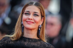 ana-beatriz-barros-the-traitor-red-carpet-at-cannes-film-festival-11.jpg