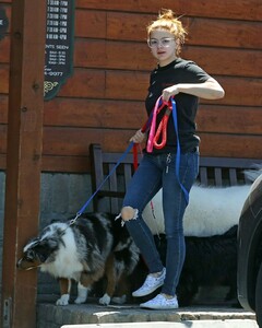 ariel-winter-out-in-sherman-oaks-05-30-2019-1.jpg