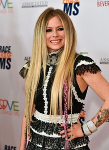 avril-lavigne-2019-race-to-erase-ms-gala-5.jpg