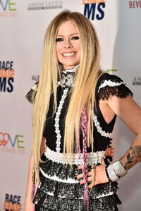 avril-lavigne-2019-race-to-erase-ms-gala-6.jpg