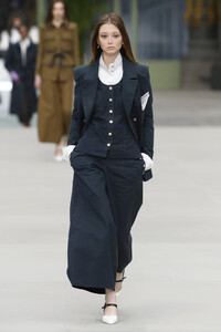 chanel-cruise-2020-show-paris-runway-gg-0065(1).thumb.jpg.7644ead8dc01e2cb4788da84f9ff3f58.jpg