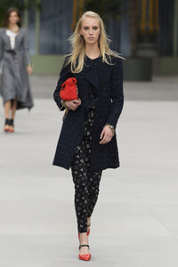 chanel-cruise-2020-show-paris-runway-gg-0493(1).thumb.jpg.8a4944530207a81d5245b78e44243f66.jpg