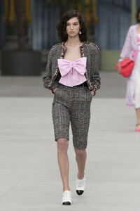 chanel-cruise-2020-show-paris-runway-gg-0657(1).thumb.jpg.7f224672f1e928a5bbada47d5fc61440.jpg