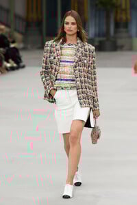 chanel-cruise-2020-show-paris-runway-gg-0746(1).thumb.jpg.1da29a4a108e5d3527d5abc54d4c251c.jpg