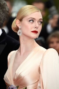 elle-fanning-at-the-dead-don-t-die-premiere-and-opening-ceremony-of-72-annual-cannes-film-festival-05-14-2019-12_thumbnail.jpg