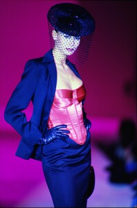 fashion-photography-archive-image-work-image----batch1----fullSize----103160_103160-8_0040_fs.jpg.thumb.jpg.38afc402238abe9647db85ca732902b3.jpg