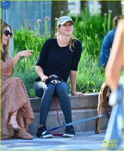 gisele-bundchen-enjoys-the-sunny-weather-in-nyc-03.jpg