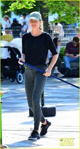 gisele-bundchen-enjoys-the-sunny-weather-in-nyc-04.jpg