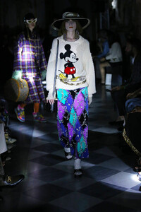 gucci-resort-2020-fashion-show-the-impression-024.thumb.jpg.da1cd36d96daa62488e3fc063e581441.jpg