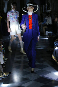 gucci-resort-2020-fashion-show-the-impression-052.thumb.jpg.4079ee7c9b83a86e070134e25fc68ecd.jpg