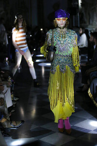 gucci-resort-2020-fashion-show-the-impression-060.thumb.jpg.64af0d6b5afe15e981815aec899ec594.jpg