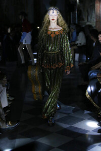 gucci-resort-2020-fashion-show-the-impression-069.thumb.jpg.67dee3038126f19c5e673ddde2d7216c.jpg