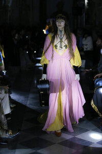 gucci-resort-2020-fashion-show-the-impression-074.thumb.jpg.5536fc299c4ec73f739096ae4598200b.jpg