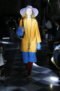 gucci-resort-2020-fashion-show-the-impression-078.thumb.jpg.c000128d00aa425641d5f603f2e12148.jpg