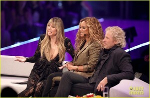 heidi-klum-joined-by-tyra-banks-fiance-tom-kaulitz-at-germanys-next-top-model-live-final-03.jpg