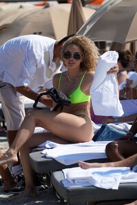 jasmine-sanders-in-bikini-miami-beach-05-09-2019-2.jpg