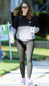 jennifer-garner-in-tights-la-05-20-2019-6.jpg