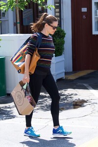 jennifer-garner-in-tights-shopping-in-brentwood-05-01-2019-2.jpg