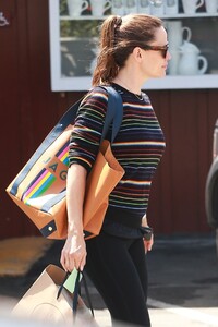 jennifer-garner-in-tights-shopping-in-brentwood-05-01-2019-4.jpg