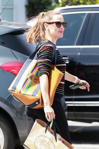 jennifer-garner-in-tights-shopping-in-brentwood-05-01-2019-5.jpg
