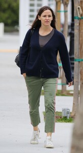jennifer-garner-street-style-05-15-2019-6.jpg
