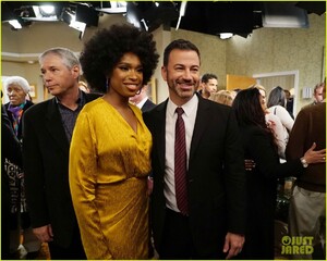 jennifer-hudson-performs-the-jeffersons-theme-song-live-in-front-of-a-studio-audience-10.jpg