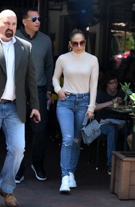 jennifer-lopez-in-tight-jeans-out-for-lunch-in-miami-05-29-2019-1.jpg