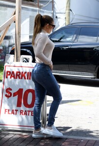 jennifer-lopez-in-tight-jeans-out-for-lunch-in-miami-05-29-2019-2.jpg