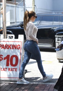 jennifer-lopez-in-tight-jeans-out-for-lunch-in-miami-05-29-2019-3.jpg