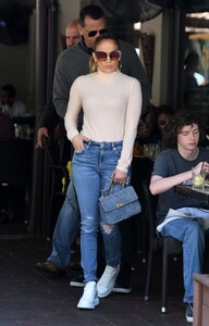 jennifer-lopez-in-tight-jeans-out-for-lunch-in-miami-05-29-2019-7.jpg