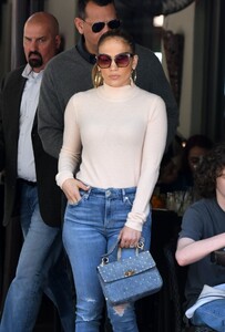 jennifer-lopez-in-tight-jeans-out-for-lunch-in-miami-05-29-2019-8.jpg