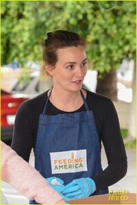 joanna-garcia-leighton-meester-malin-akerman-volunteer-wit-feeding-america-03.jpg