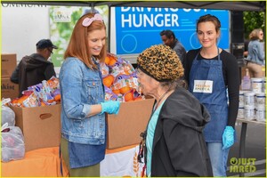 joanna-garcia-leighton-meester-malin-akerman-volunteer-wit-feeding-america-07.jpg