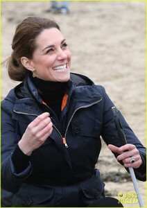 kate-middleton-prince-william-beach-wales-01.jpg