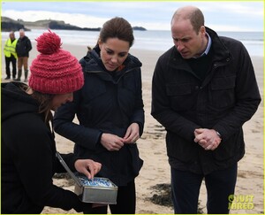 kate-middleton-prince-william-beach-wales-02.jpg