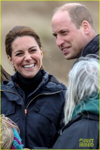 kate-middleton-prince-william-beach-wales-03.jpg