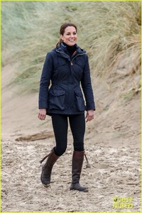 kate-middleton-prince-william-beach-wales-04.jpg