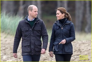 kate-middleton-prince-william-beach-wales-05.jpg