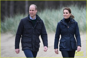 kate-middleton-prince-william-beach-wales-06.jpg