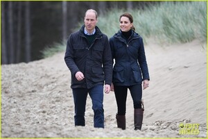 kate-middleton-prince-william-beach-wales-07.jpg