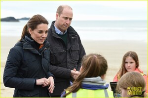 kate-middleton-prince-william-beach-wales-08.jpg