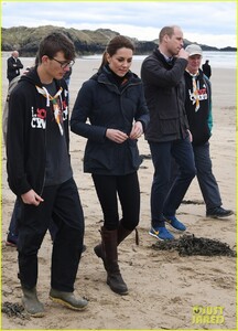 kate-middleton-prince-william-beach-wales-11.jpg