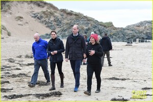 kate-middleton-prince-william-beach-wales-13.jpg