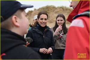 kate-middleton-prince-william-beach-wales-14.jpg