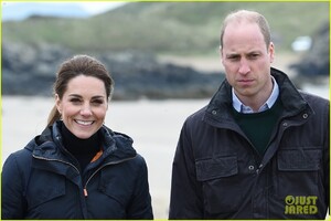 kate-middleton-prince-william-beach-wales-15.jpg