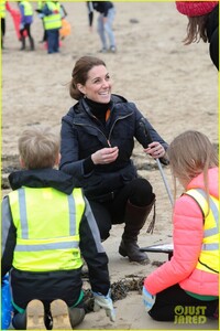 kate-middleton-prince-william-beach-wales-19.jpg