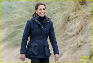 kate-middleton-prince-william-beach-wales-20.jpg