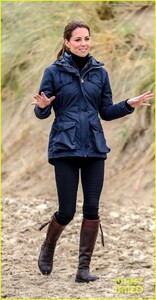 kate-middleton-prince-william-beach-wales-21.jpg