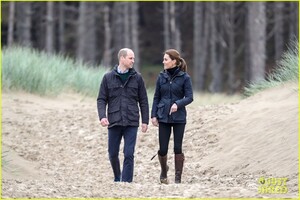 kate-middleton-prince-william-beach-wales-22.jpg