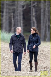 kate-middleton-prince-william-beach-wales-23.jpg